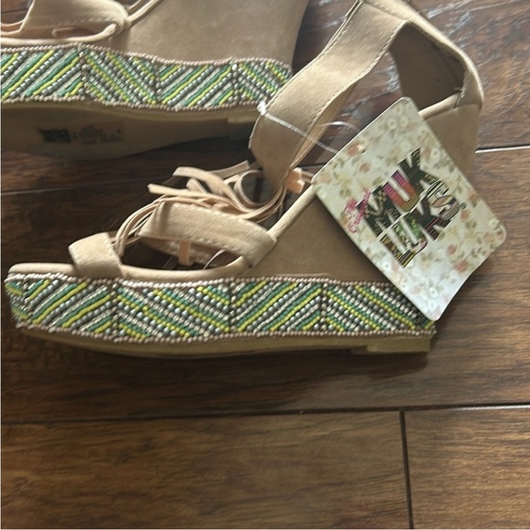 MUK LUKS
Women's Ciara Beaded Wedge Sandal NWT - Picture 6 of 8
